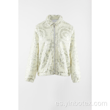 Chaqueta blanca de piel sintética con lentejuelas.